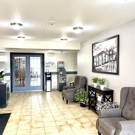 Super 8 By Wyndham Whitecourt Ξενοδοχείο Εξωτερικό φωτογραφία