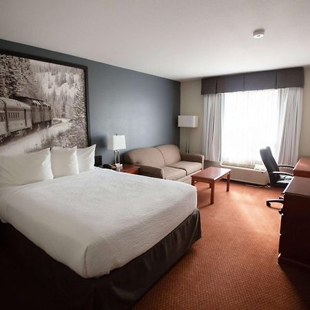 Super 8 By Wyndham Whitecourt Ξενοδοχείο Εξωτερικό φωτογραφία