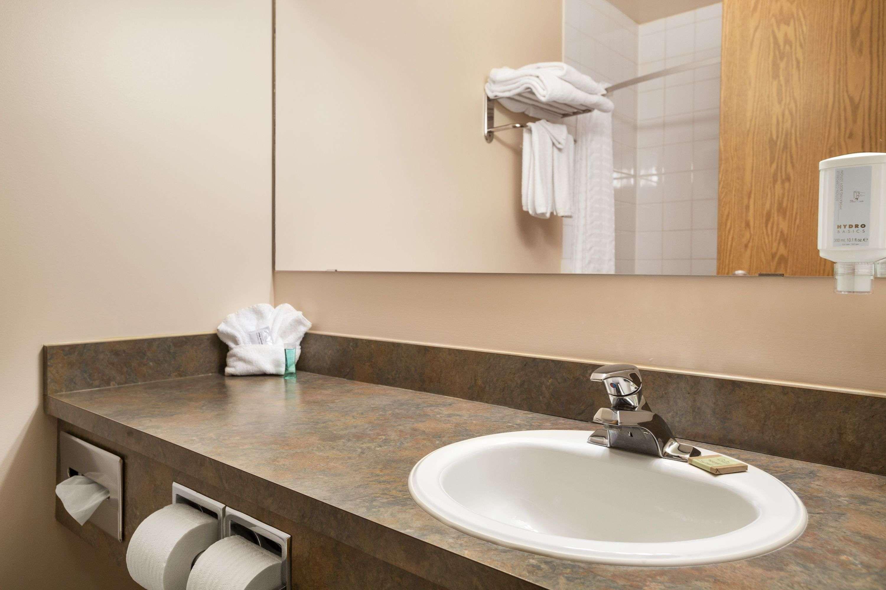 Super 8 By Wyndham Whitecourt Ξενοδοχείο Εξωτερικό φωτογραφία