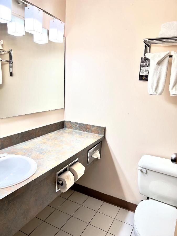 Super 8 By Wyndham Whitecourt Ξενοδοχείο Εξωτερικό φωτογραφία