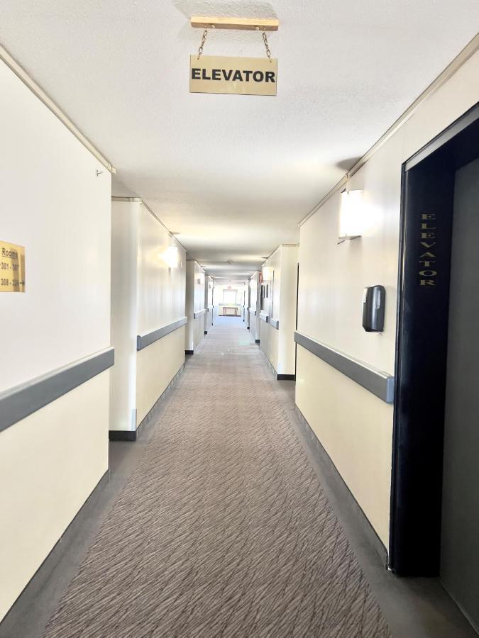 Super 8 By Wyndham Whitecourt Ξενοδοχείο Εξωτερικό φωτογραφία