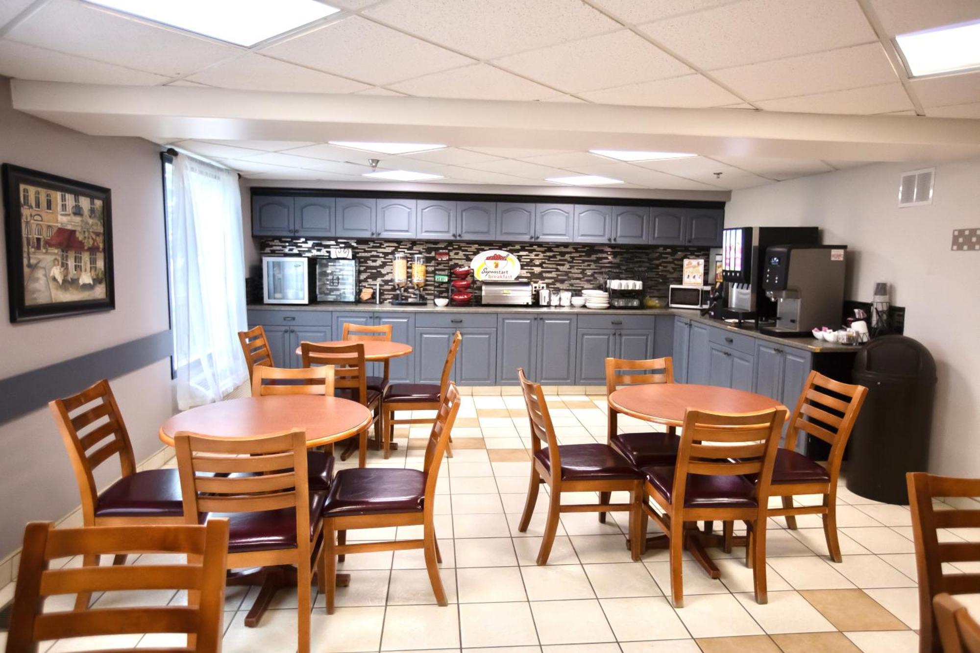 Super 8 By Wyndham Whitecourt Ξενοδοχείο Εξωτερικό φωτογραφία
