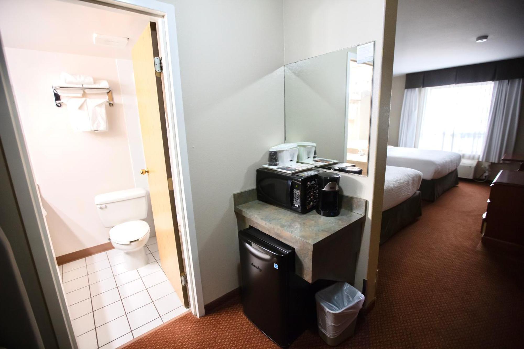 Super 8 By Wyndham Whitecourt Ξενοδοχείο Εξωτερικό φωτογραφία