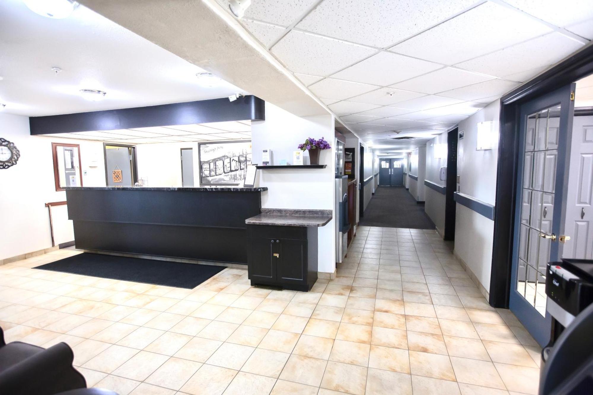 Super 8 By Wyndham Whitecourt Ξενοδοχείο Εξωτερικό φωτογραφία