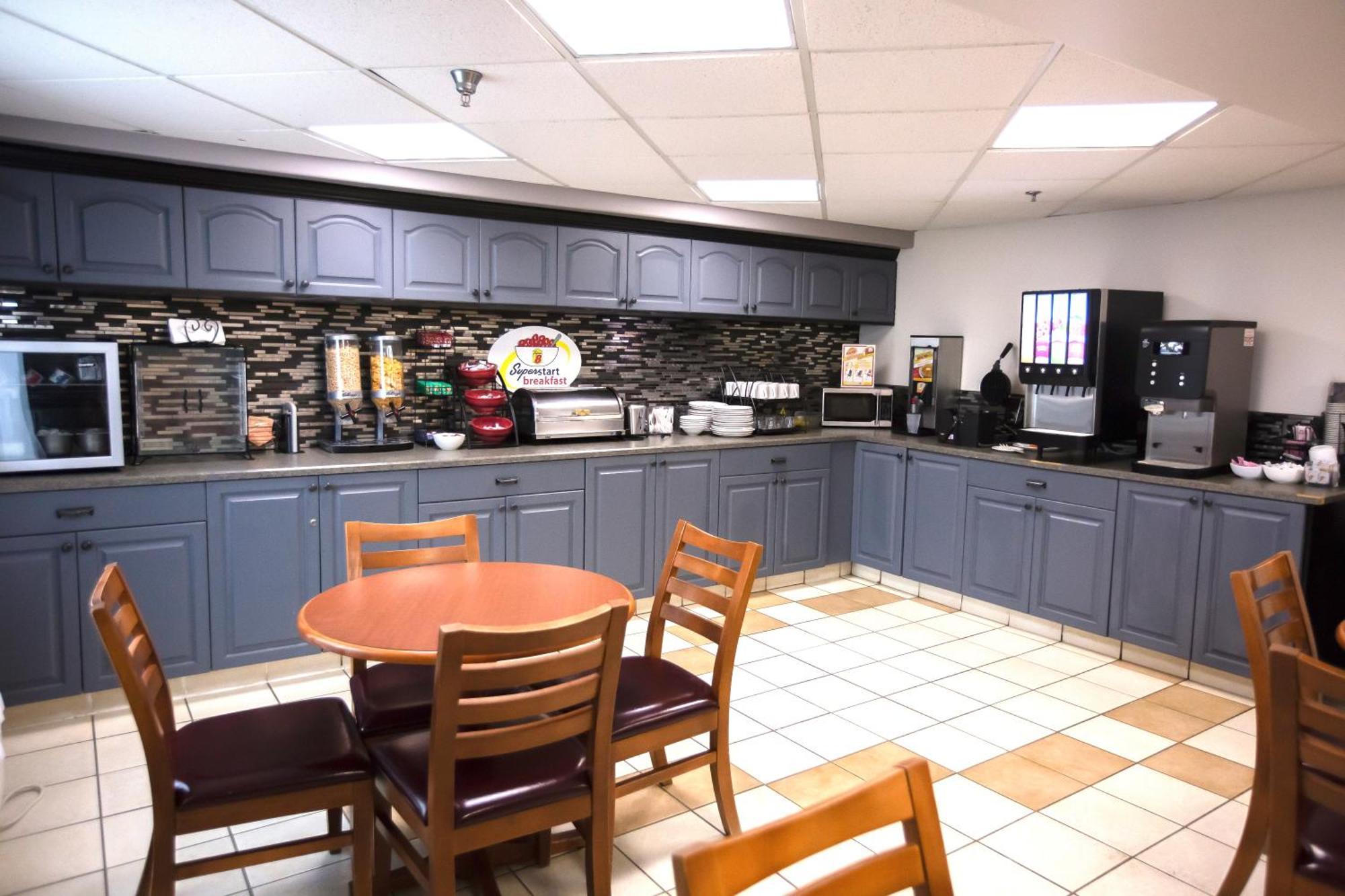 Super 8 By Wyndham Whitecourt Ξενοδοχείο Εξωτερικό φωτογραφία