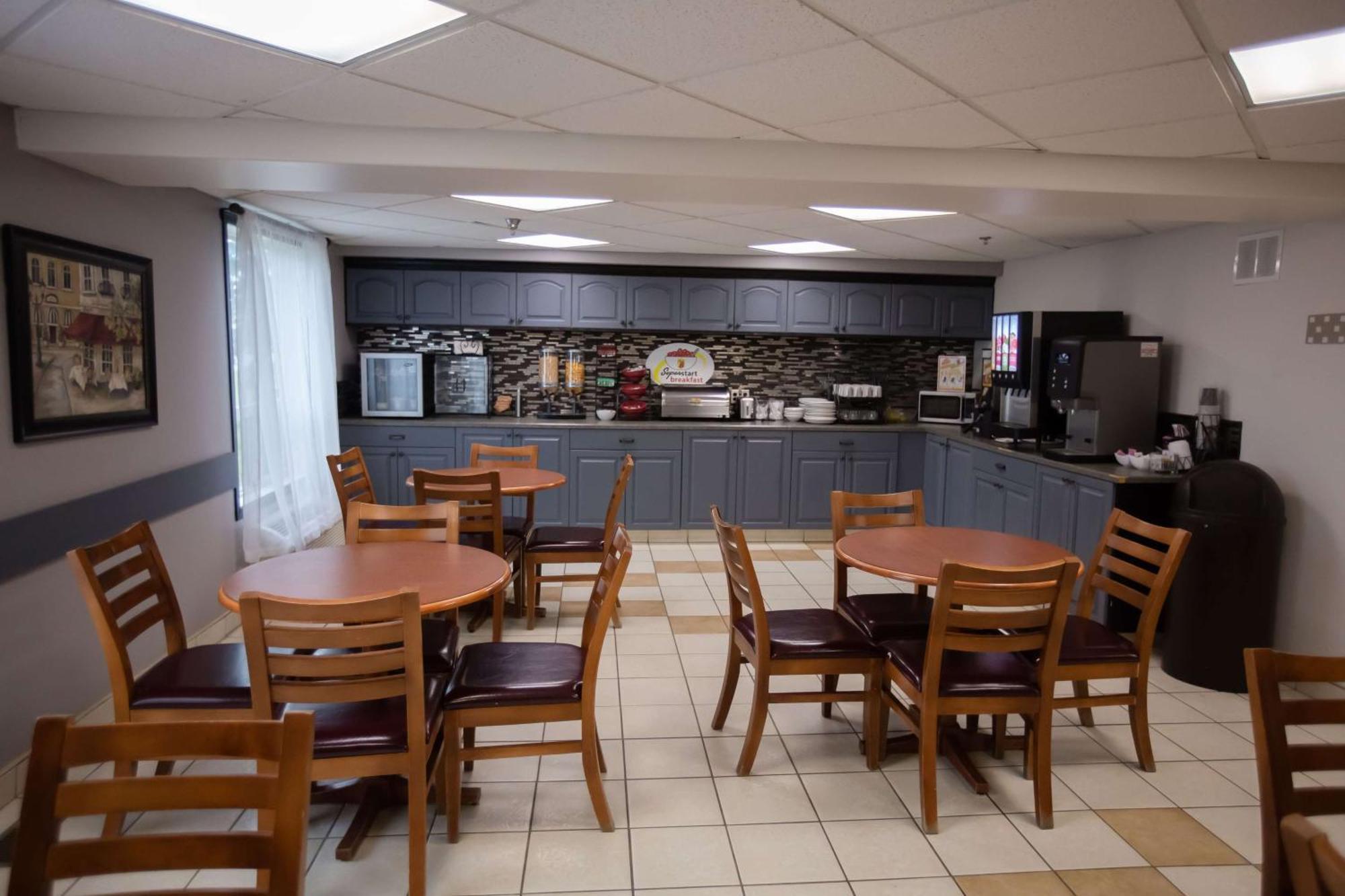 Super 8 By Wyndham Whitecourt Ξενοδοχείο Εξωτερικό φωτογραφία