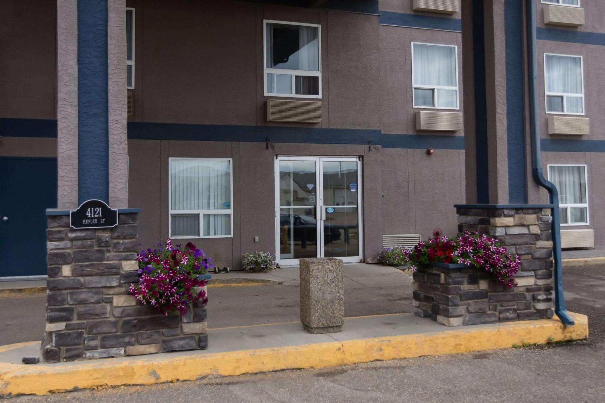 Super 8 By Wyndham Whitecourt Ξενοδοχείο Εξωτερικό φωτογραφία