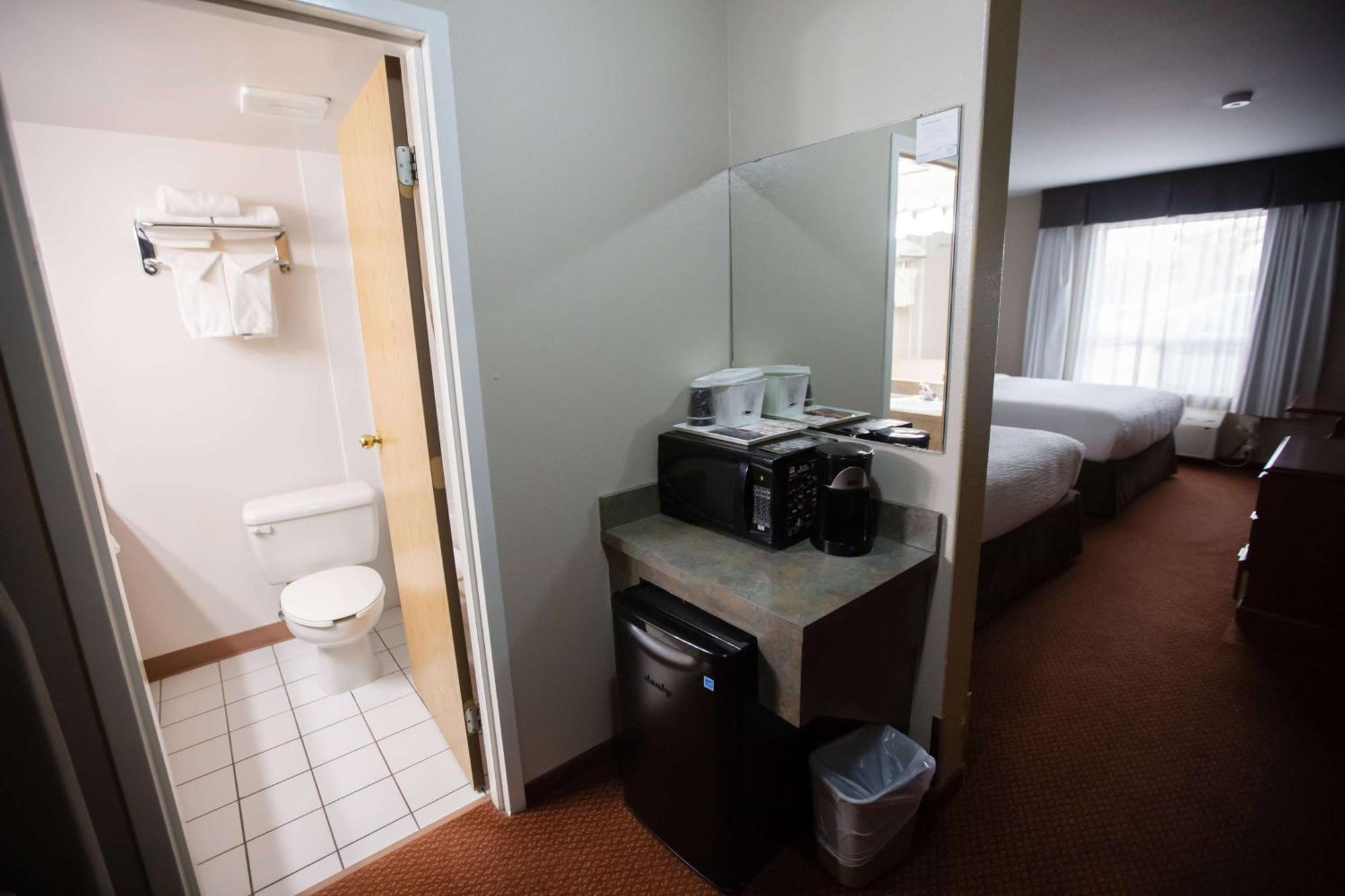 Super 8 By Wyndham Whitecourt Ξενοδοχείο Εξωτερικό φωτογραφία