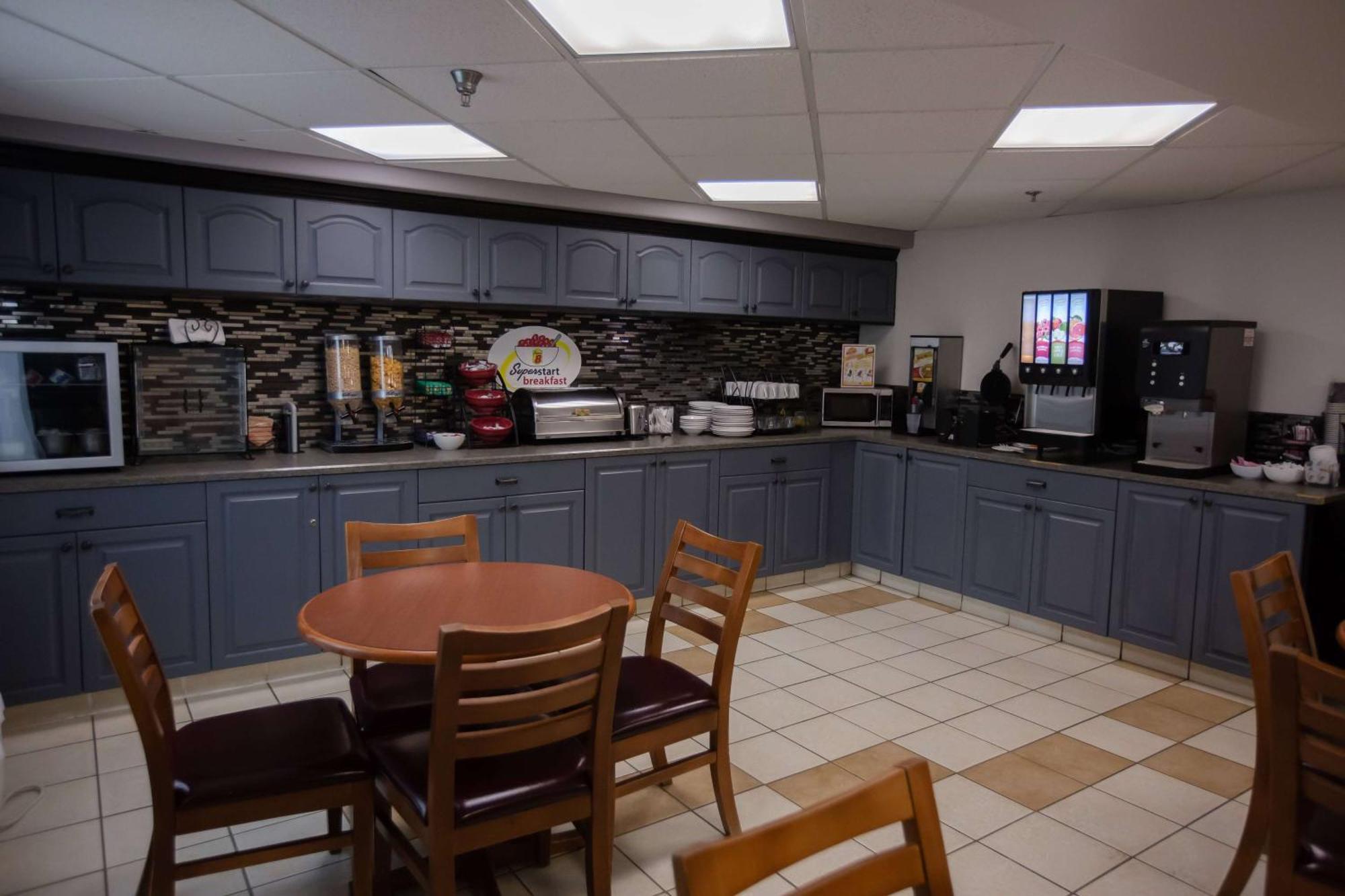Super 8 By Wyndham Whitecourt Ξενοδοχείο Εξωτερικό φωτογραφία
