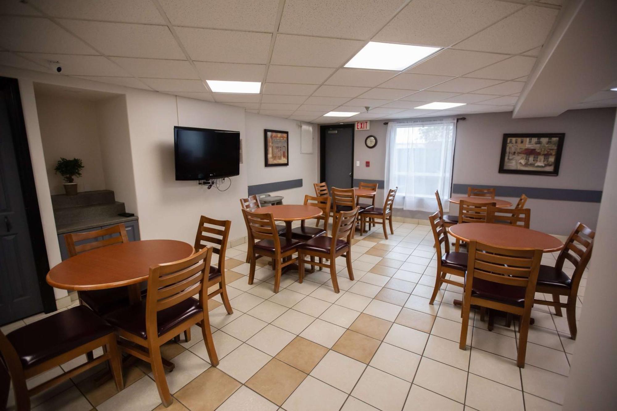 Super 8 By Wyndham Whitecourt Ξενοδοχείο Εξωτερικό φωτογραφία